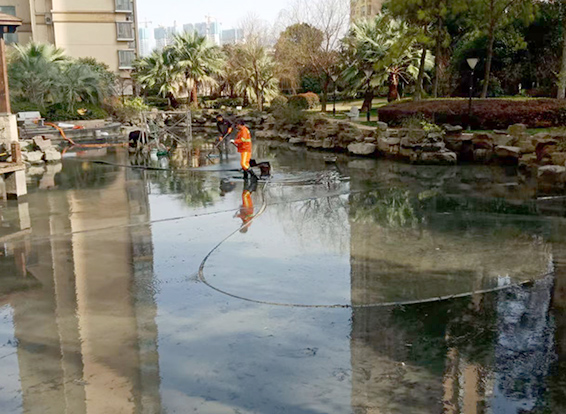 额济纳景观池淤泥清理