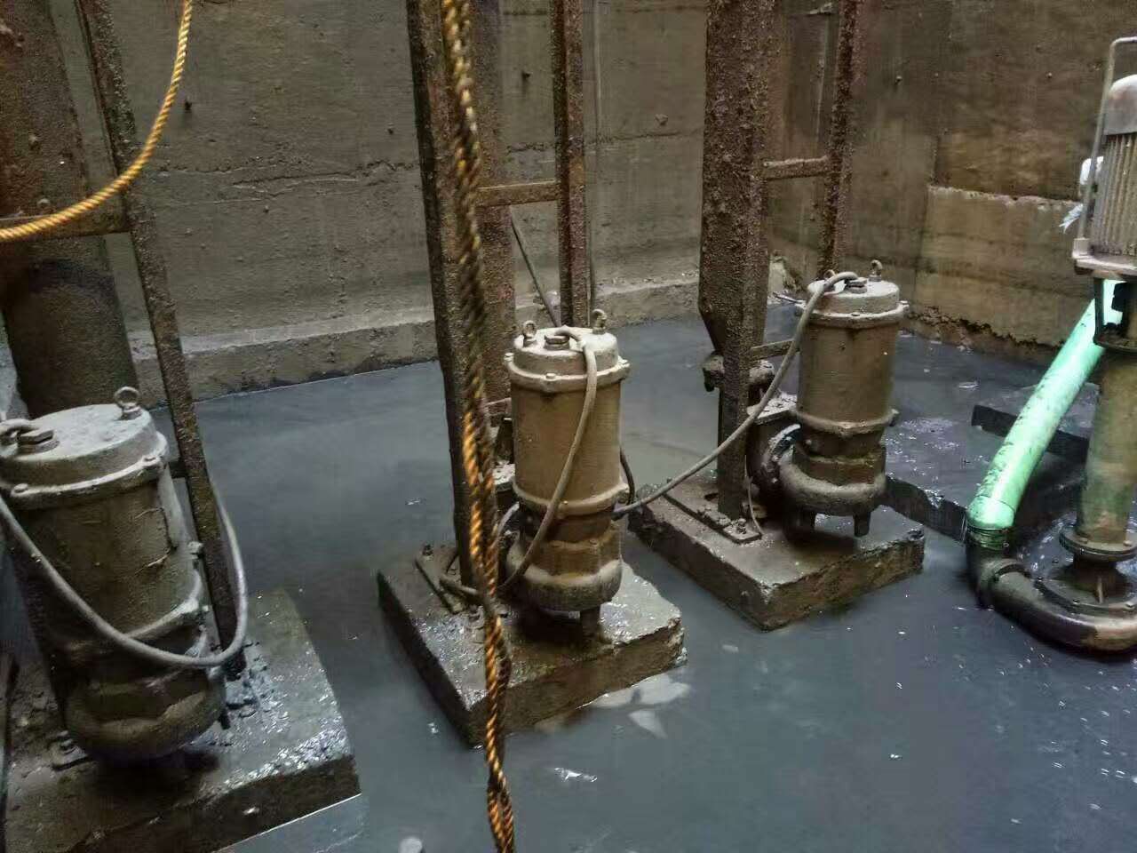 额济纳污水池清理